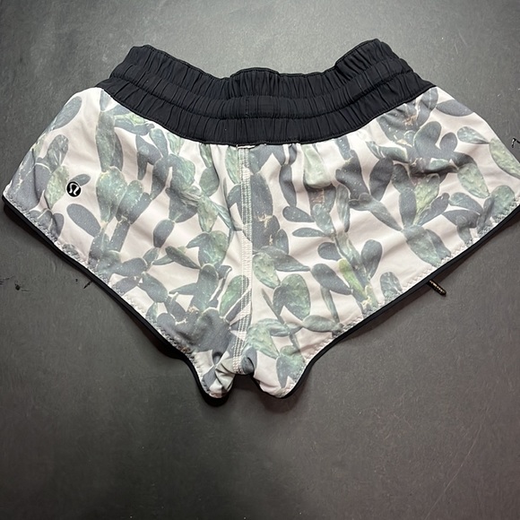 Lululemon reversable cactus short - Picture 4 of 8